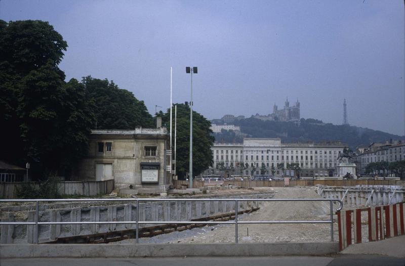 Place Bellecour en cours de restauration : vue prise vers la basilique de Fourvière