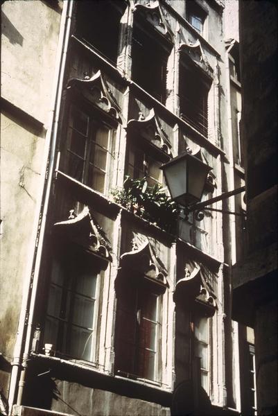 Façade sur rue : fenêtres