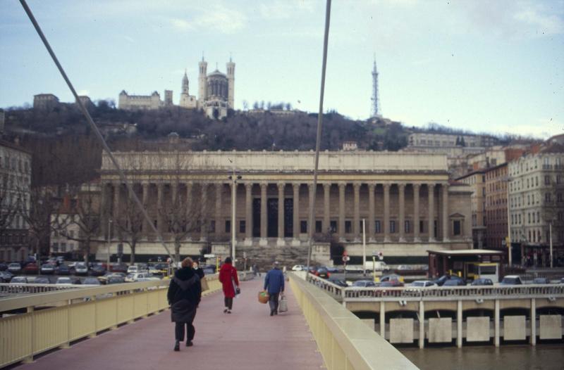 Quai Romain-Rolland : le Palais de Justice et la basilique de Fourvière. Vue prise depuis la passerelle du Palais-de-Justice