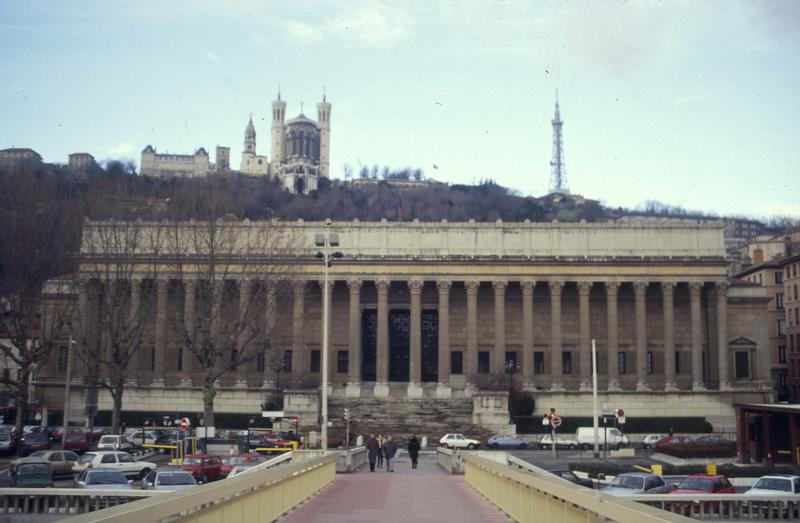 Quai Romain-Rolland : le Palais de Justice et la basilique de Fourvière. Vue prise depuis la passerelle du Palais-de-Justice