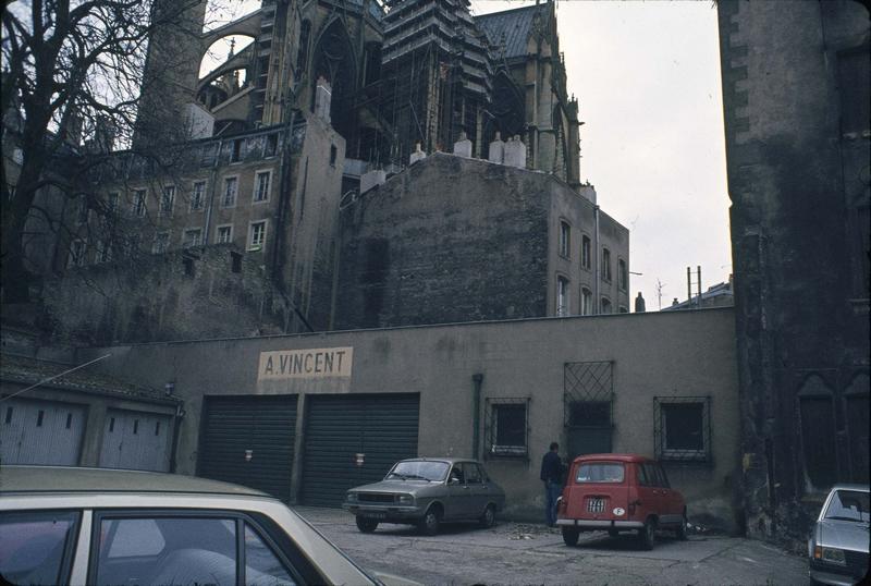 Garages aménagés dans la cour jouxtant la grange des Antonistes ; chevet de la cathédrale Saint-Etienne