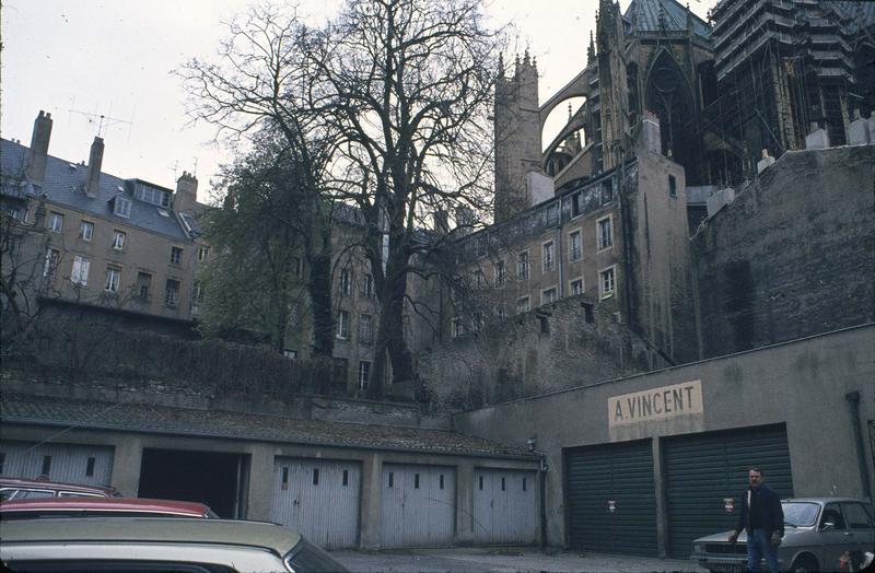 Garages aménagés dans la cour jouxtant la grange des Antonistes ; chevet de la cathédrale Saint-Etienne