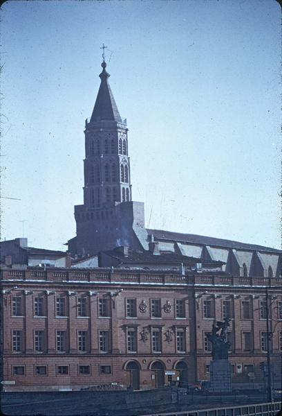 Le clocher de l'église Saint-Jacques et la façade du tribunal de commerce