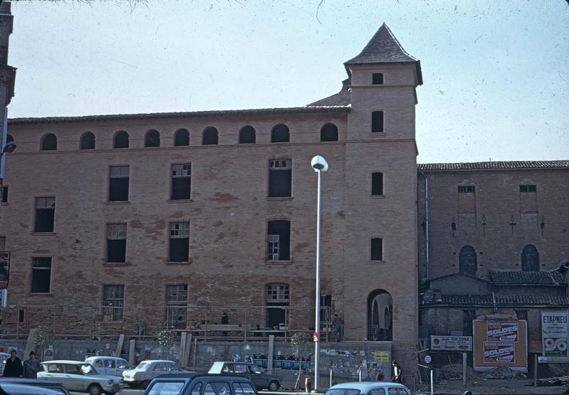 Façade sur la place