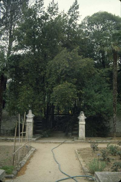 Deux bustes bordant une allée