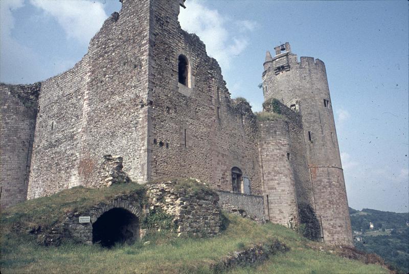 Ensemble sud-ouest : donjon carré et donjon circulaire