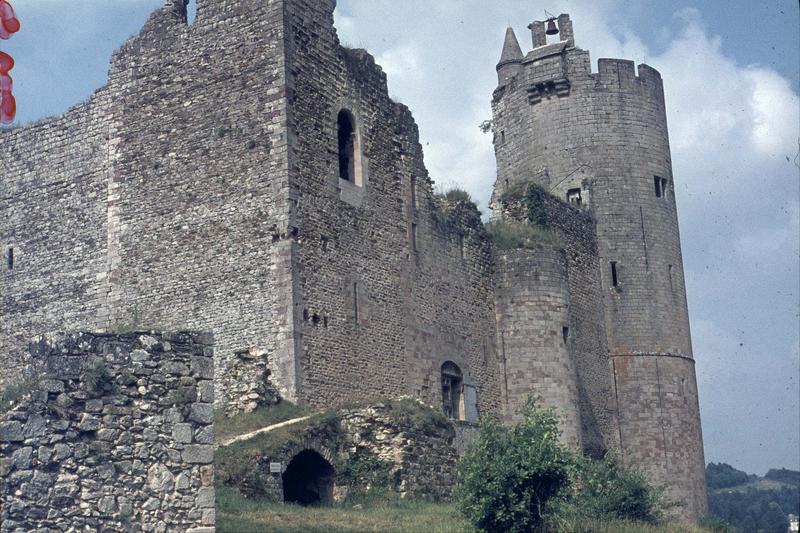 Ensemble sud-ouest : donjon carré et donjon circulaire