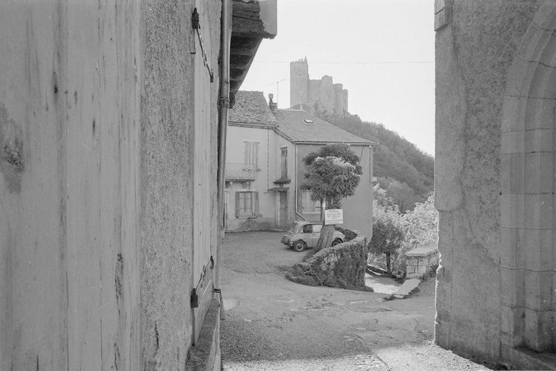 Rue du village avec vue sur le château