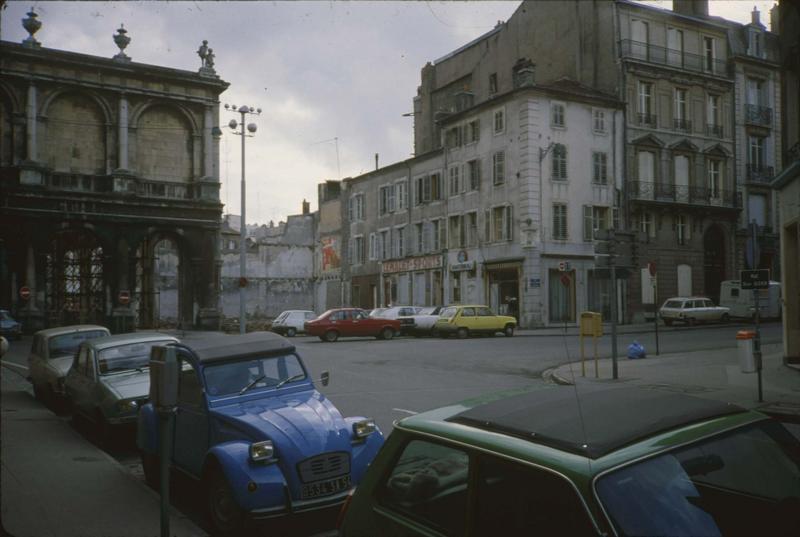 Vue prise au carrefour de la rue Saint-Dizier et de la rue de la Salpêtrière