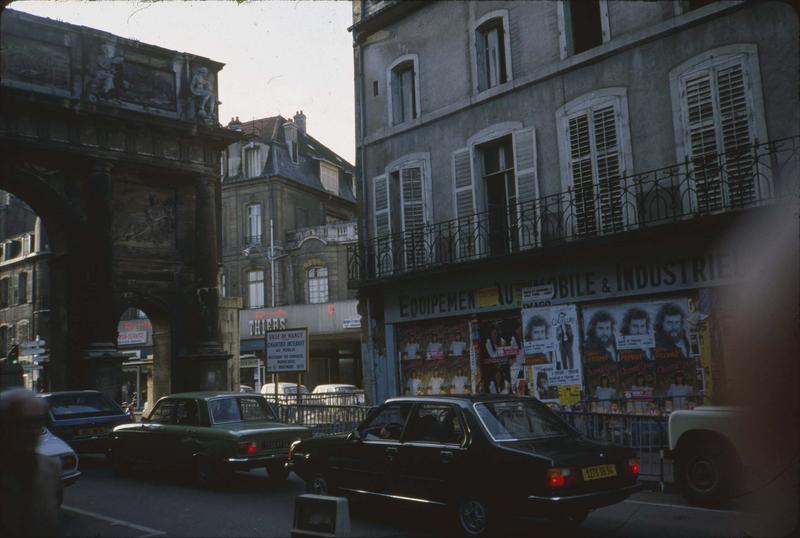 Affichage publicitaire sur un immeuble abandonné jouxtant la porte Stanislas