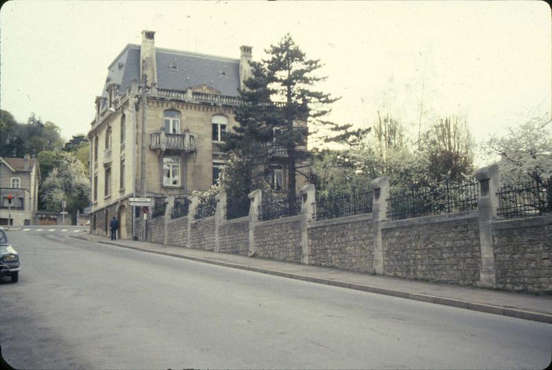 Vue d'ensemble, sur la rue de Verdun