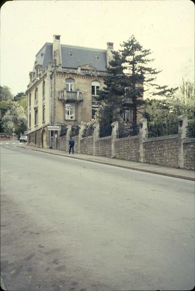 Vue d'ensemble, sur la rue de Verdun