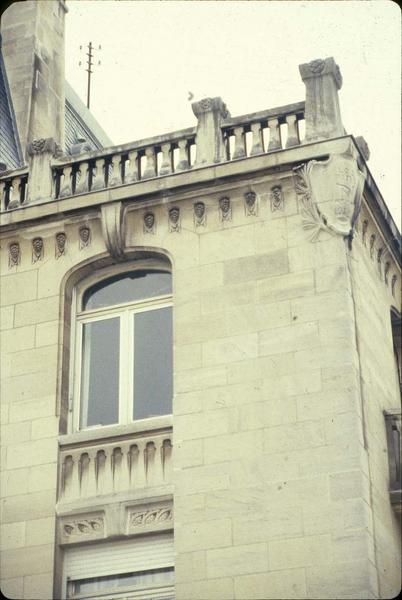 Façade sur la rue de Verdun : fenêtre