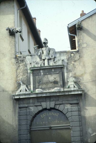 Portail d'entrée de l'externat Saint-Jean-Baptiste-de-la-Salle, partie supérieure