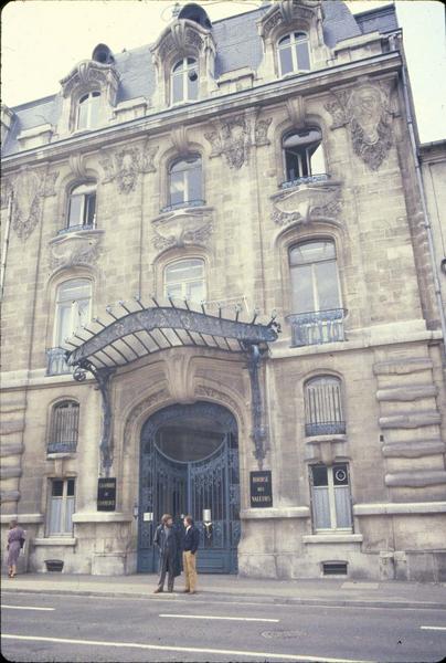 Façade sur rue et porte d'entrée