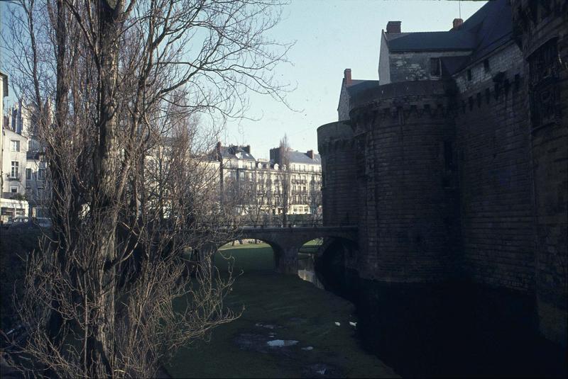 Douves du château le long de la rue des Etats