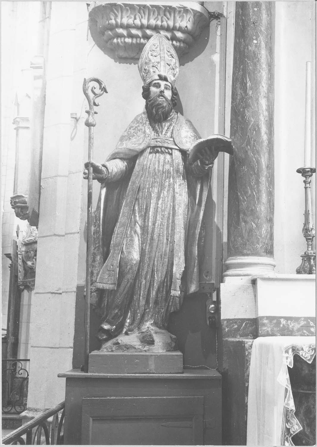 statue : saint Blaise, vue générale