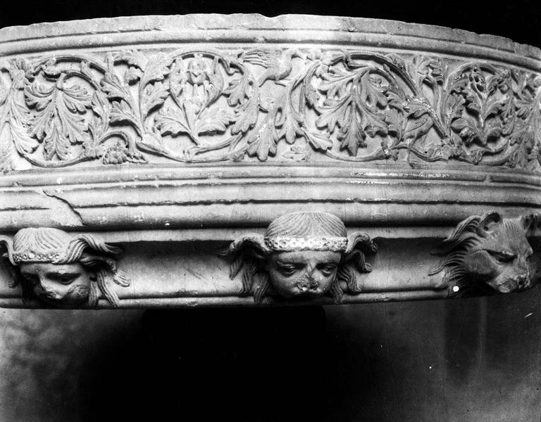 fontaine de sacristie (fontaine d'ablutions), vue partielle - © Ministère de la Culture (France), Médiathèque du patrimoine et de la photographie (objets mobiliers), tous droits réservés