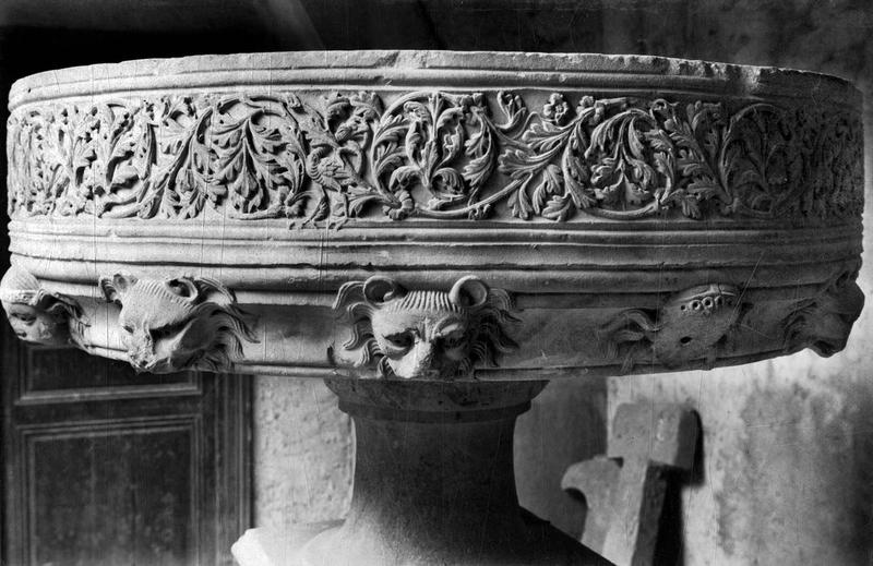 fontaine de sacristie (fontaine d'ablutions), vue générale - © Ministère de la Culture (France), Médiathèque du patrimoine et de la photographie (objets mobiliers), tous droits réservés