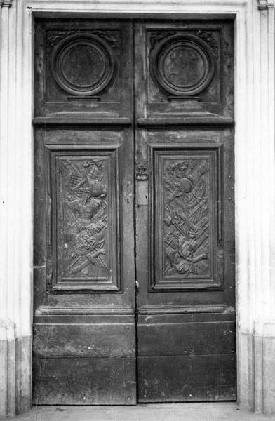 vantaux de la porte du secrétariat de l'ancienne mairie, vue générale - © Ministère de la Culture (France), Médiathèque du patrimoine et de la photographie (objets mobiliers), tous droits réservés