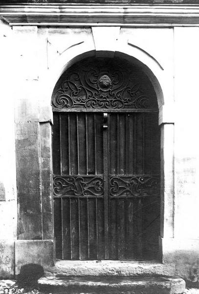 vantaux et tympan de la porte d'entrée de la façade sud, vue générale - © Ministère de la Culture (France), Médiathèque du patrimoine et de la photographie (objets mobiliers), tous droits réservés