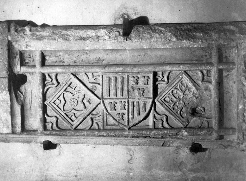 dalle armoriée provenant d'un monument ou d'un tombeau, vue générale