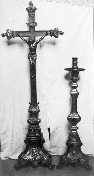garniture d'autel : croix, chandelier, vue générale