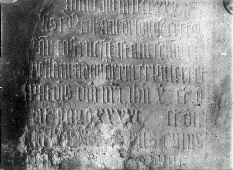 plaque funéraire de Raymond Tolzani, fondateur d'une chapelle en 1430, vue partielle - © Ministère de la Culture (France), Médiathèque du patrimoine et de la photographie (objets mobiliers), tous droits réservés