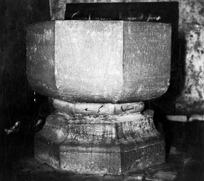 fonts baptismaux, vue générale - © Ministère de la Culture (France), Médiathèque du patrimoine et de la photographie (objets mobiliers), tous droits réservés