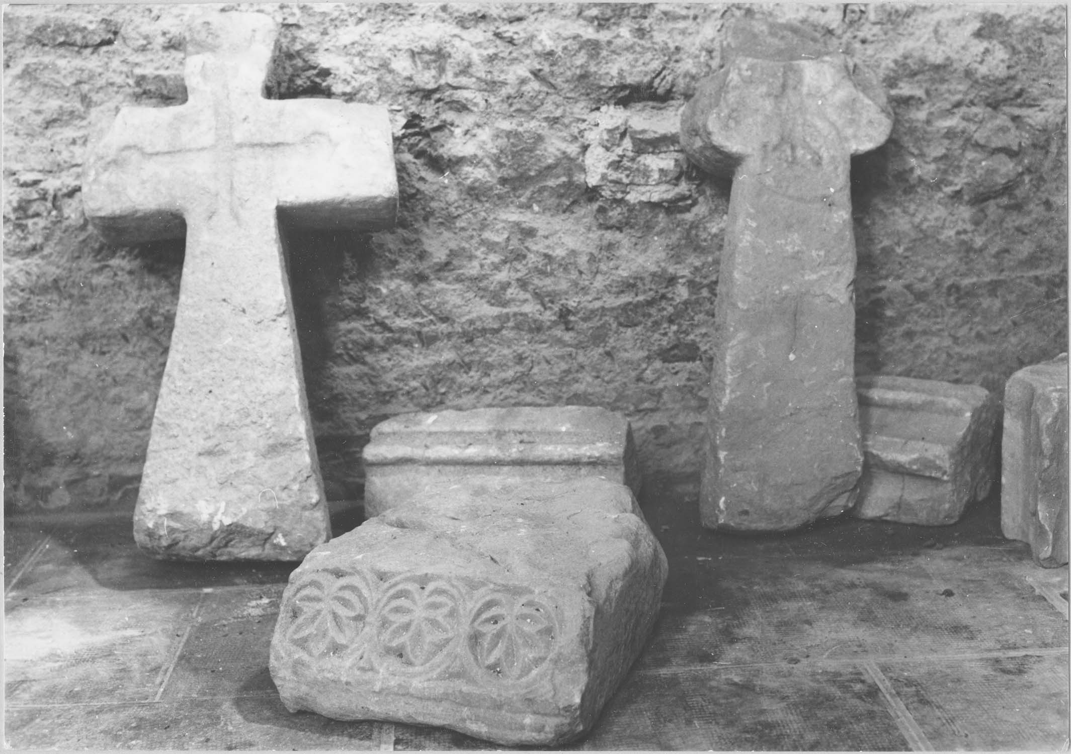 fragments de stèles funéraires, vue générale