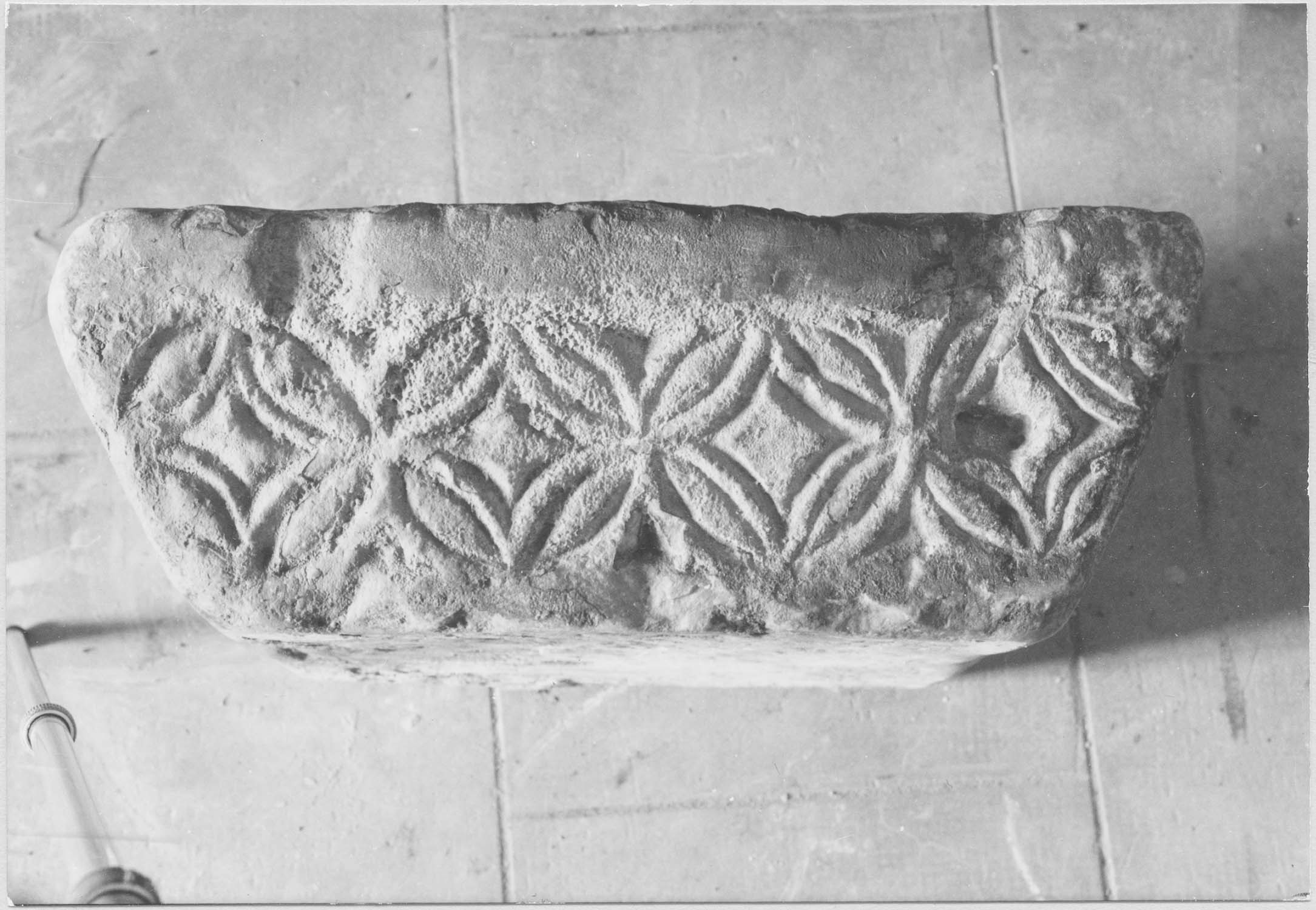 chapiteau (tailloir), actuellement bénitier, vue générale - © Ministère de la Culture (France), Médiathèque du patrimoine et de la photographie (objets mobiliers), tous droits réservés