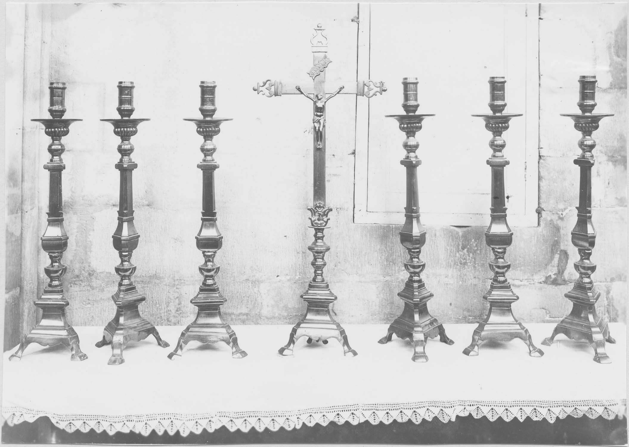 garniture d'autel : croix  et chandeliers, vue générale