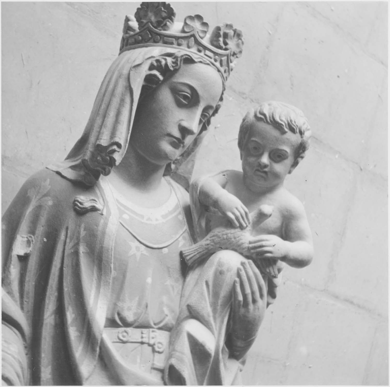 statue : Vierge à l'Enfant, détail