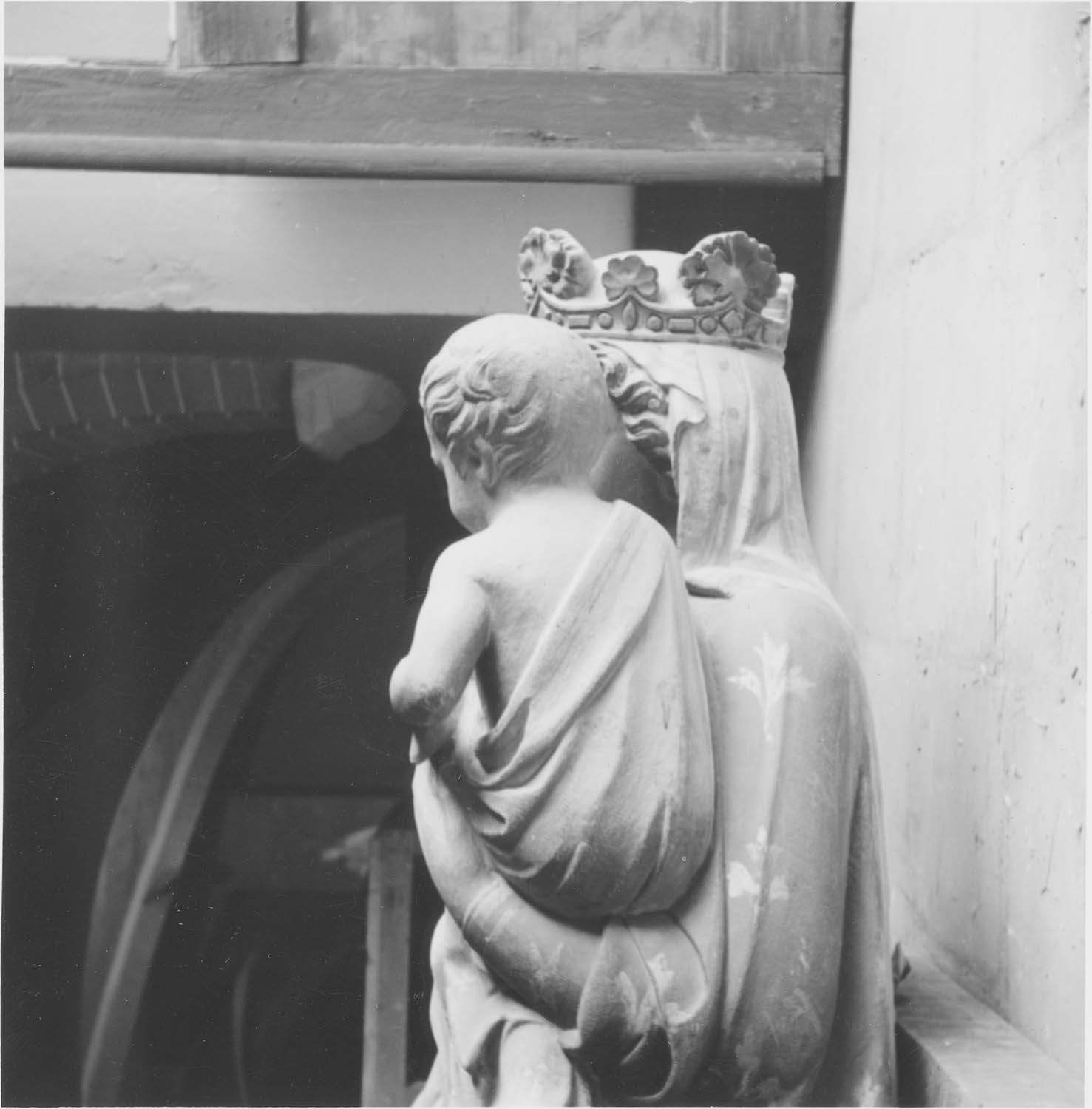 statue : Vierge à l'Enfant, vue partielle