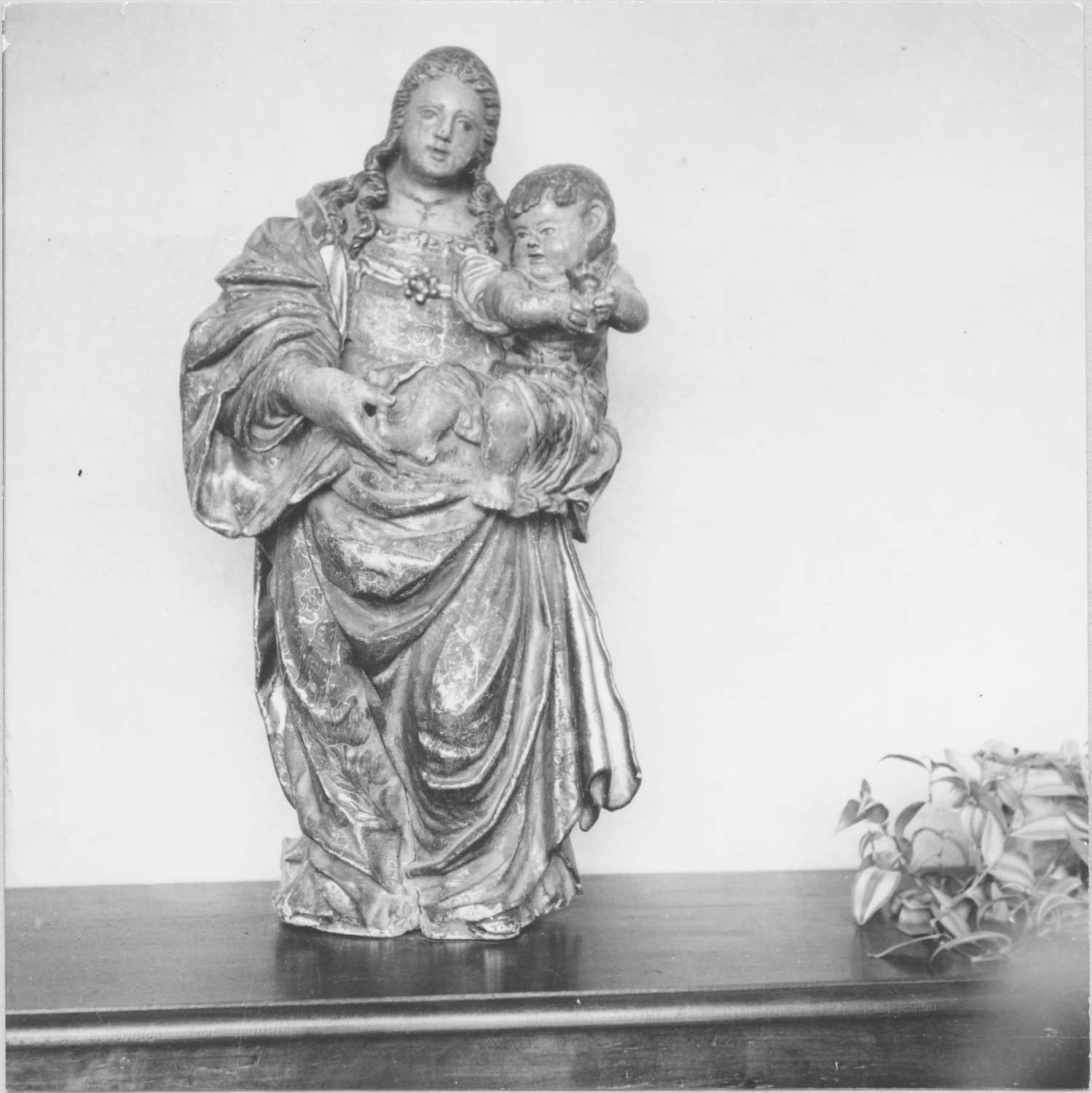 statue : Vierge à l'Enfant, vue générale - © Ministère de la Culture (France), Médiathèque du patrimoine et de la photographie (objets mobiliers), tous droits réservés