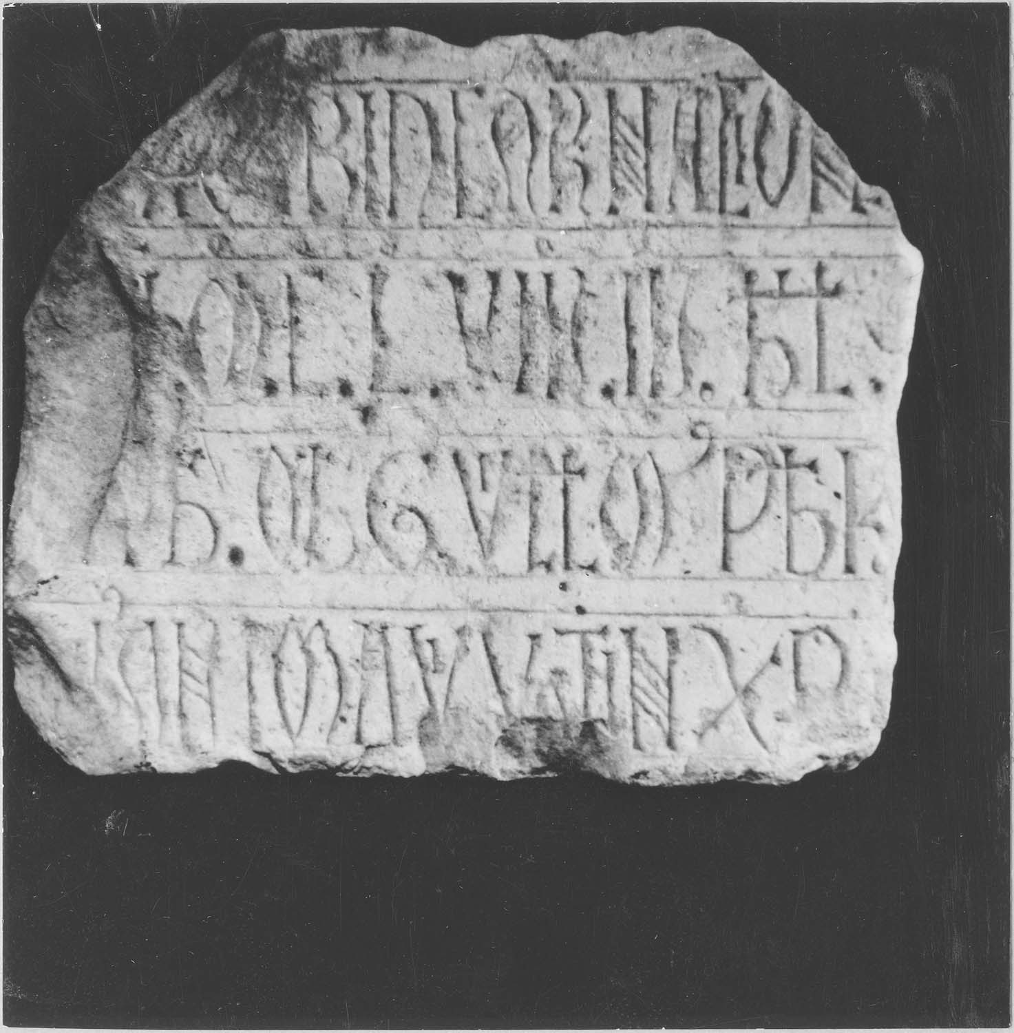 plaque funéraire du prêtre Guillaume, vue générale - © Ministère de la Culture (France), Médiathèque du patrimoine et de la photographie (objets mobiliers), tous droits réservés
