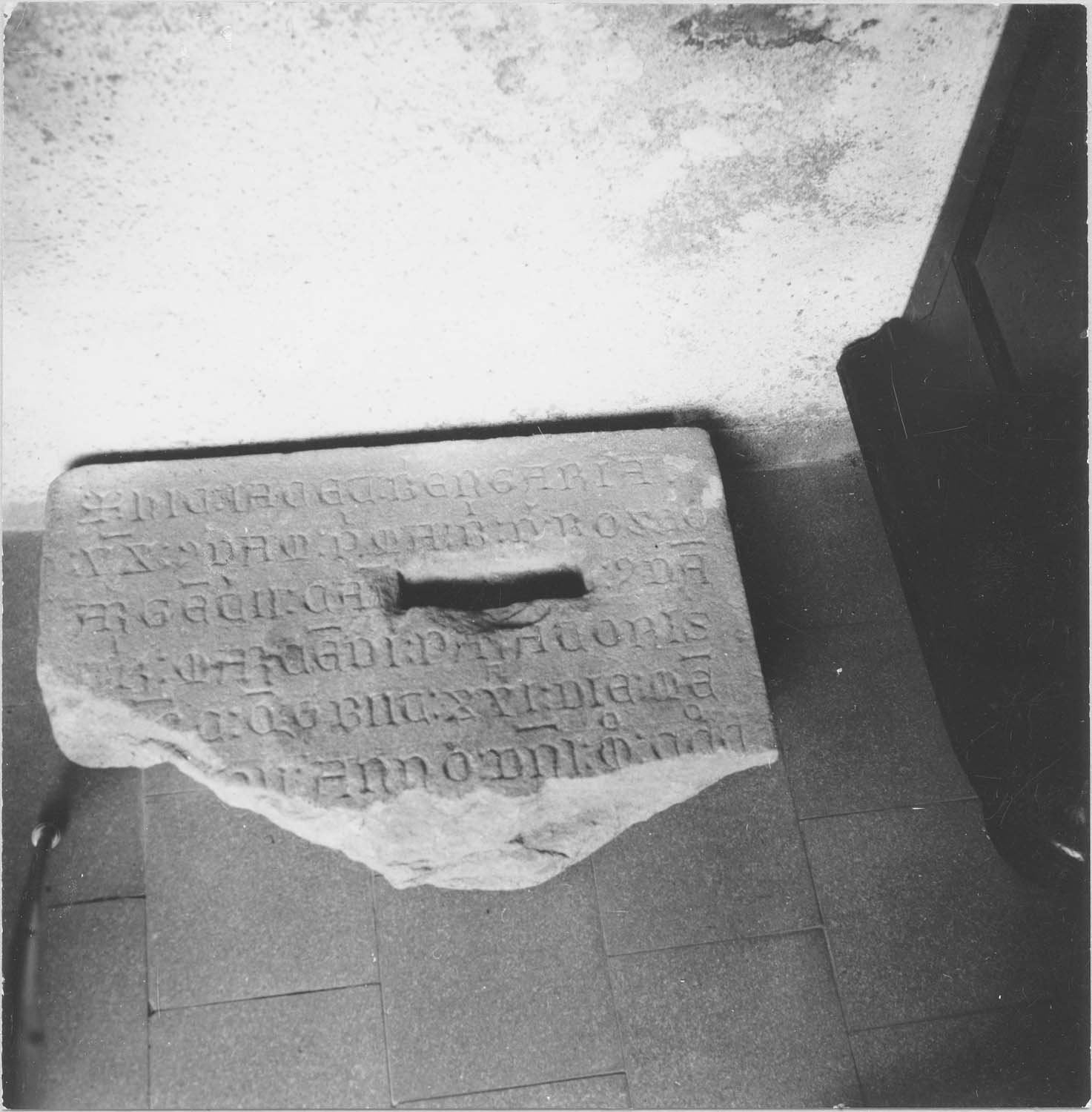 plaque funéraire de Bérangère, veuve d'un orfèvre, vue générale - © Ministère de la Culture (France), Médiathèque du patrimoine et de la photographie (objets mobiliers), tous droits réservés