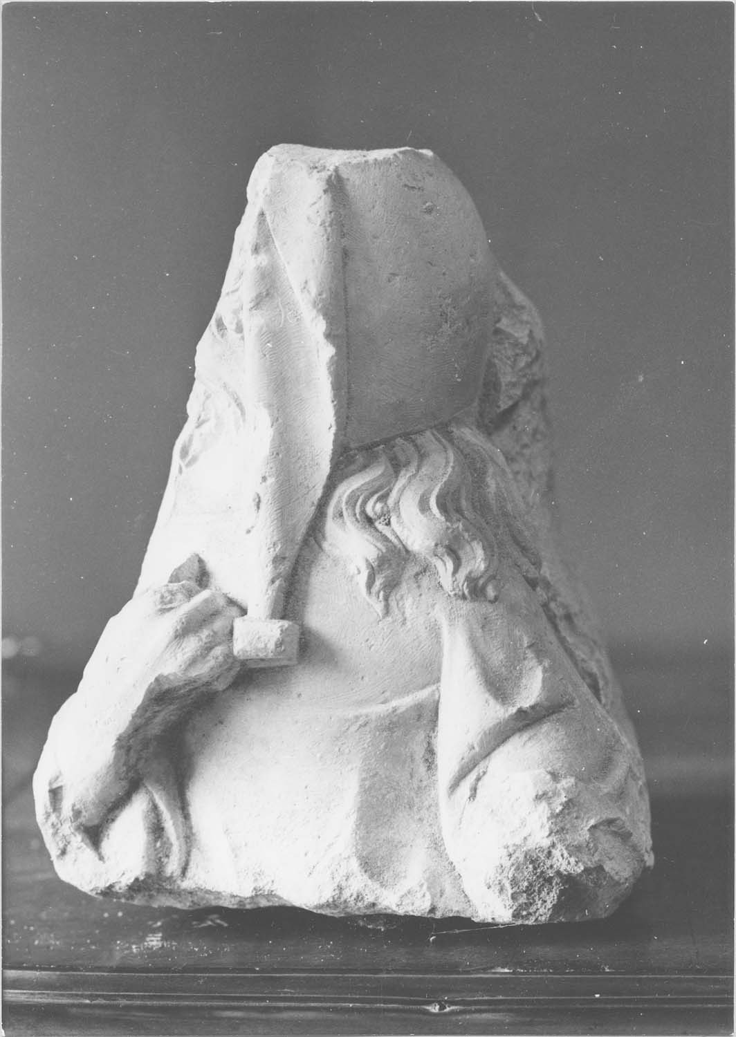 statue (fragment) : femme non identifiée, vue générale - © Ministère de la Culture (France), Médiathèque du patrimoine et de la photographie (objets mobiliers), tous droits réservés