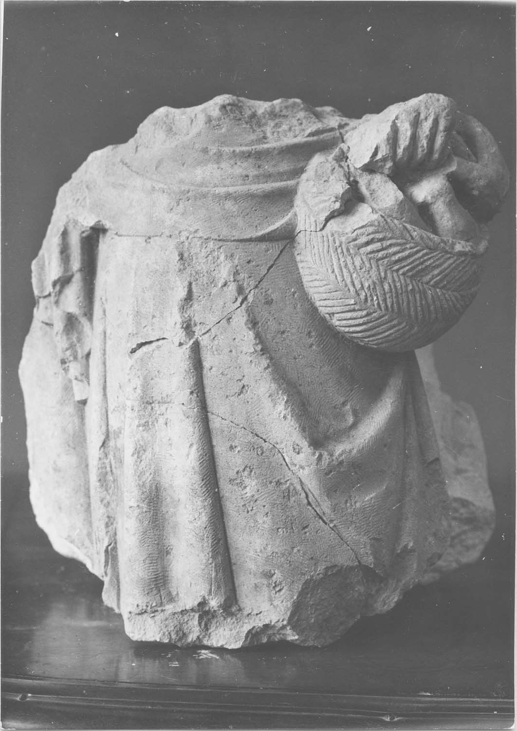 statue (fragment) : femme non identifiée, vue générale - © Ministère de la Culture (France), Médiathèque du patrimoine et de la photographie (objets mobiliers), tous droits réservés