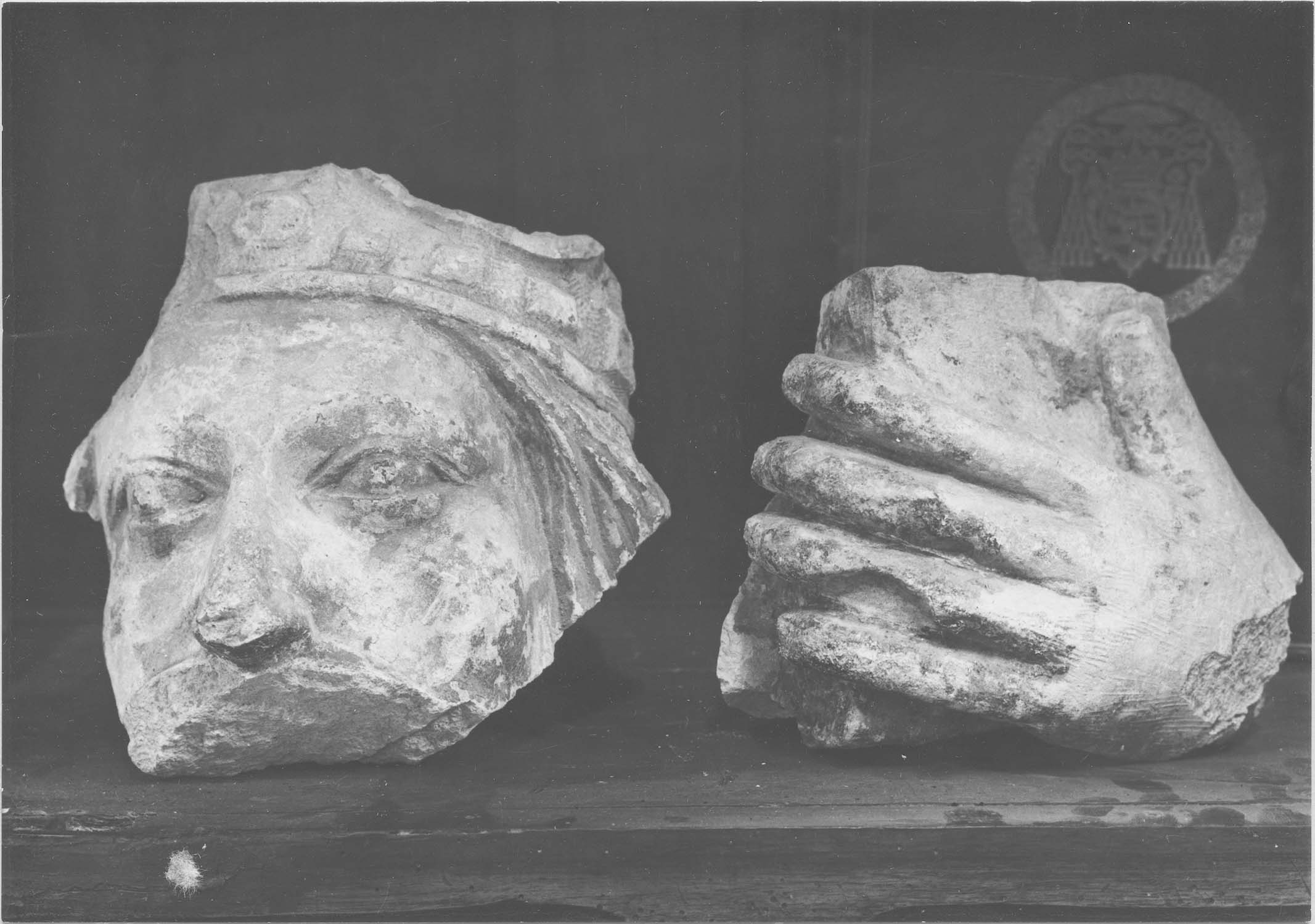 fragments de sculptures (tête couronnée, main tenant un livre), vue générale - © Ministère de la Culture (France), Médiathèque du patrimoine et de la photographie (objets mobiliers), tous droits réservés
