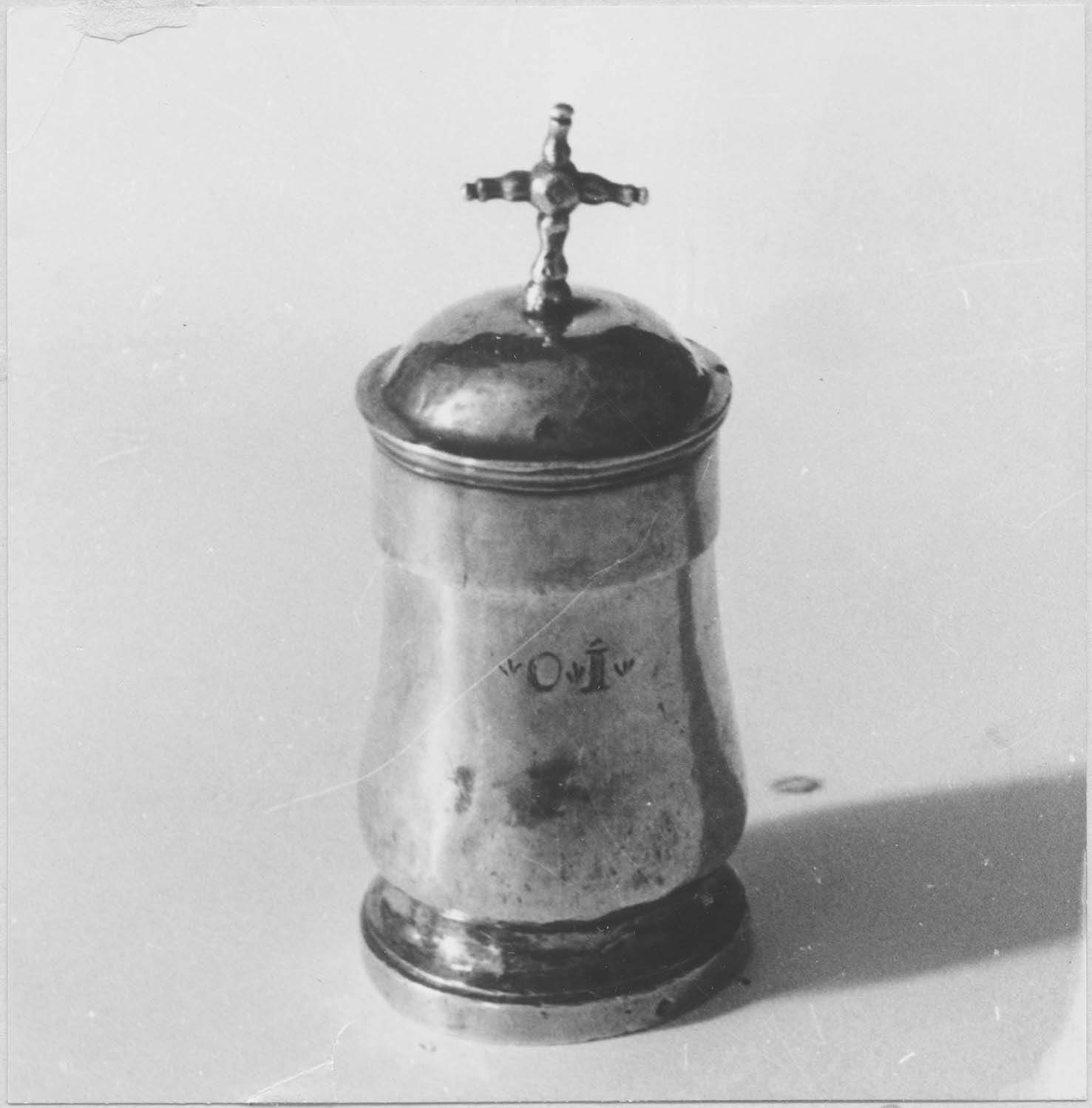 ampoule aux saintes huiles (chrémeau), vue générale - © Ministère de la Culture (France), Médiathèque du patrimoine et de la photographie (objets mobiliers), tous droits réservés