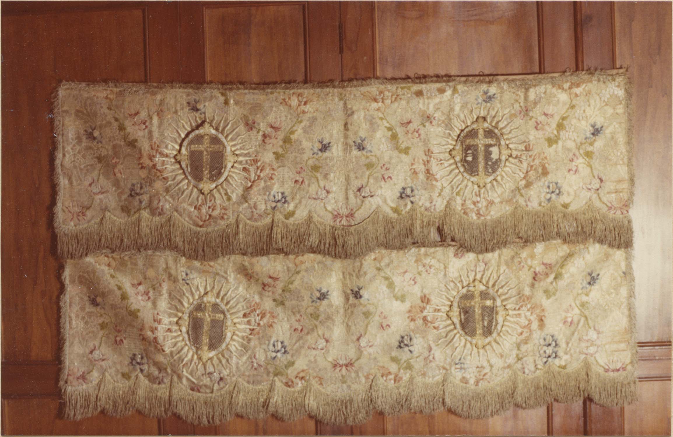 garnitures de dais d'autel (2 pentes de dais), vue générale - © Ministère de la Culture (France), Médiathèque du patrimoine et de la photographie (objets mobiliers), tous droits réservés