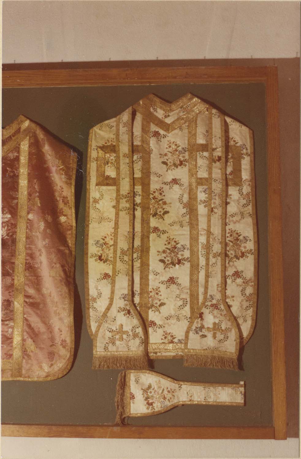 chasuble, étole, manipule, vue générale - © Ministère de la Culture (France), Médiathèque du patrimoine et de la photographie (objets mobiliers), tous droits réservés