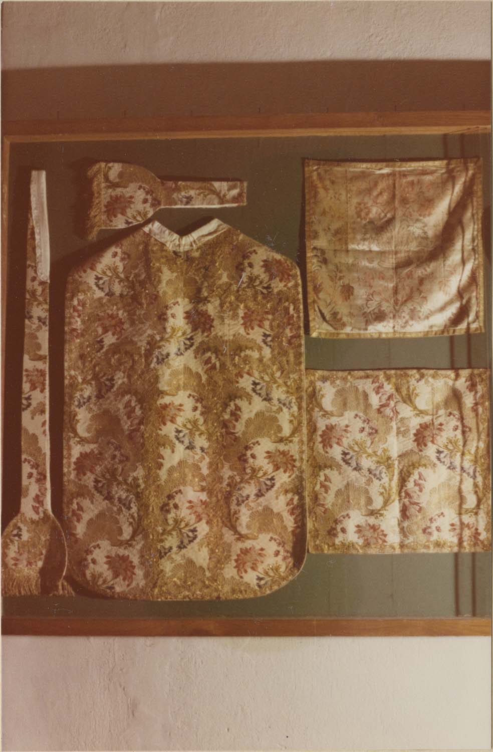 chasuble, étole, manipule, voile de calice, bourse de corporal, vue générale - © Ministère de la Culture (France), Médiathèque du patrimoine et de la photographie (objets mobiliers), tous droits réservés