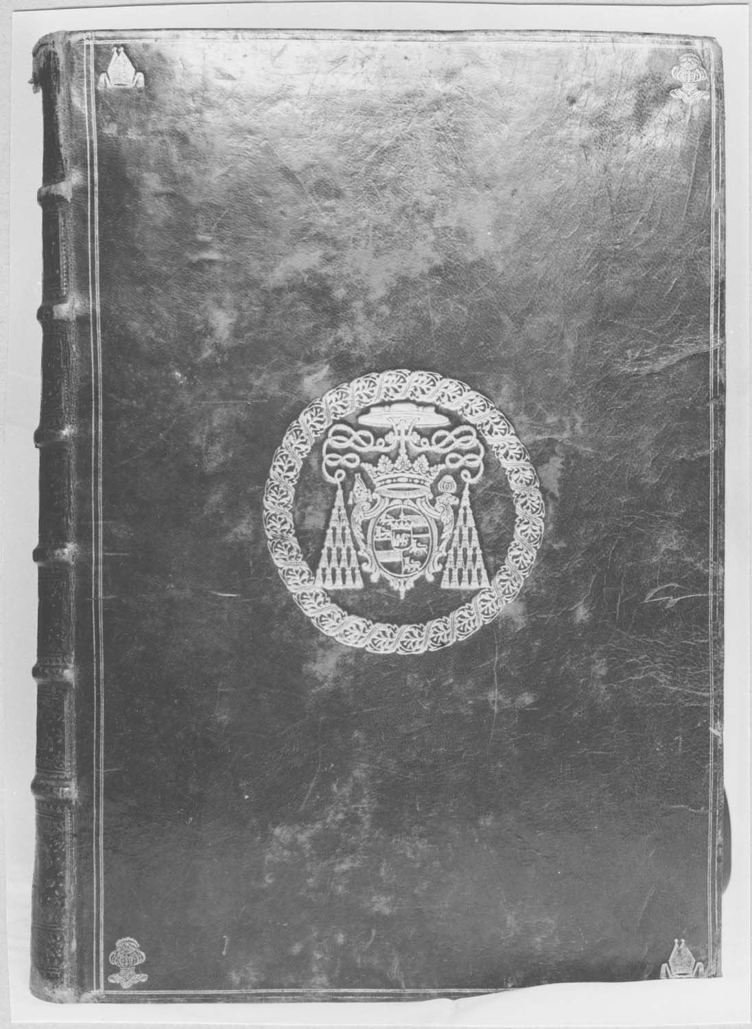 livre : pontifical, vue générale de la reliure - © Ministère de la Culture (France), Médiathèque du patrimoine et de la photographie (objets mobiliers), tous droits réservés