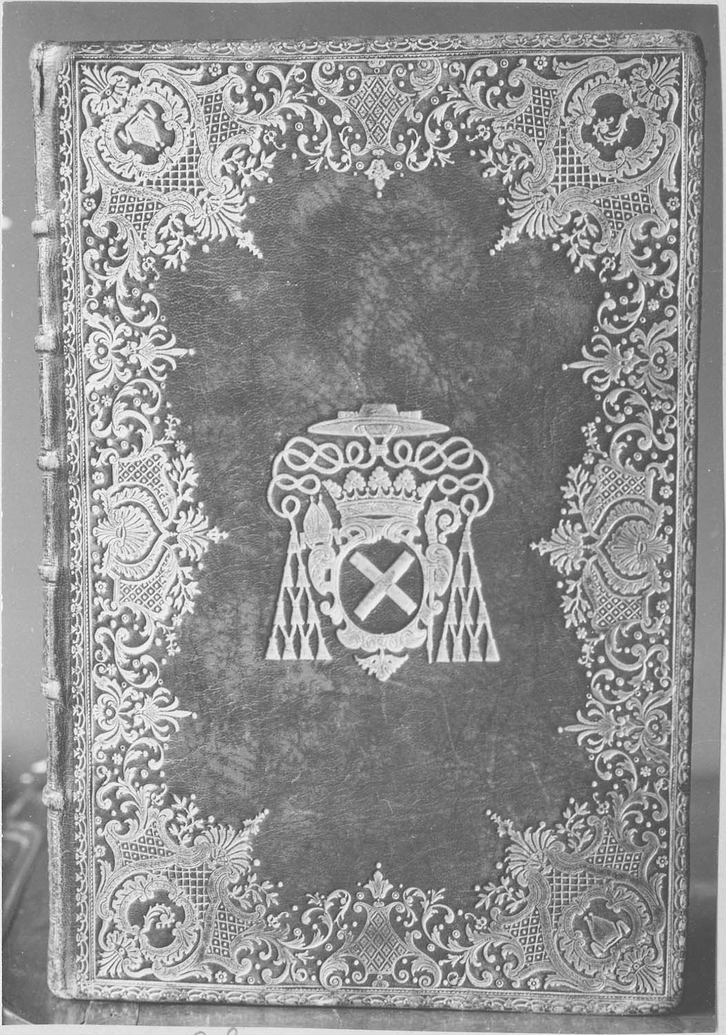 livre : pontifical, vue générale de la reliure - © Ministère de la Culture (France), Médiathèque du patrimoine et de la photographie (objets mobiliers), tous droits réservés