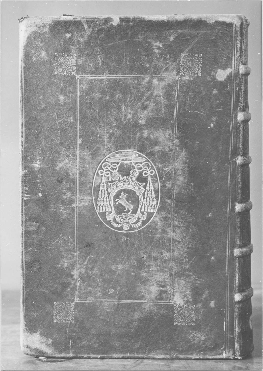 livre : pontifical, vue générale de la reliure - © Ministère de la Culture (France), Médiathèque du patrimoine et de la photographie (objets mobiliers), tous droits réservés