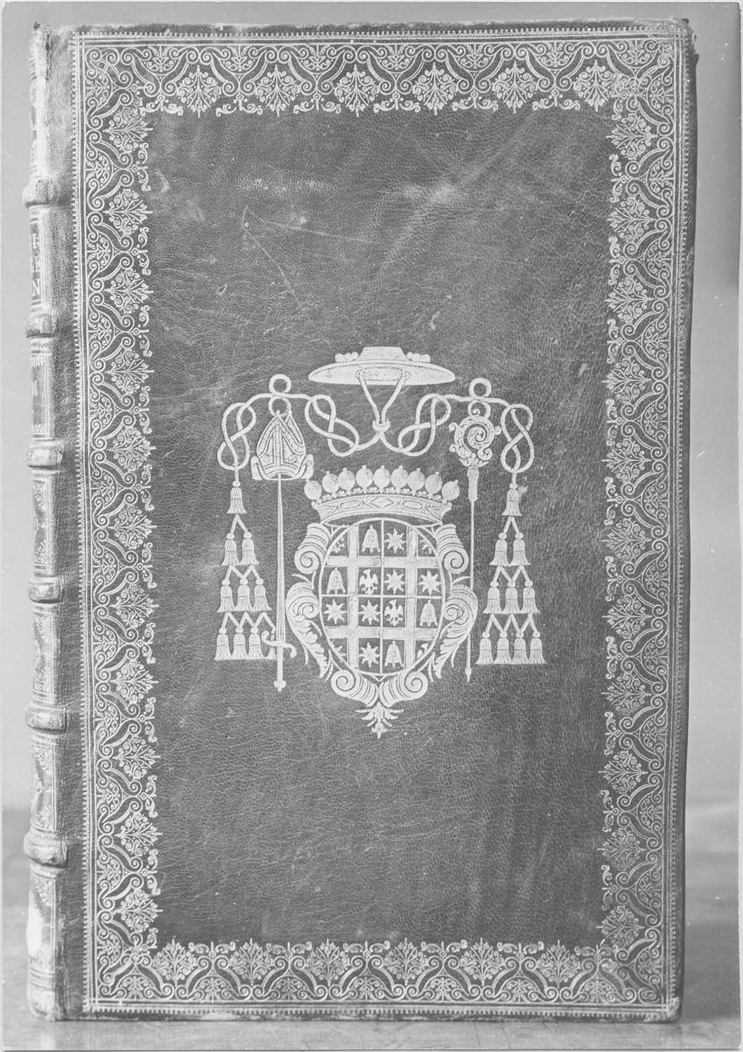 livre : pontifical, vue générale de la reliure - © Ministère de la Culture (France), Médiathèque du patrimoine et de la photographie (objets mobiliers), tous droits réservés