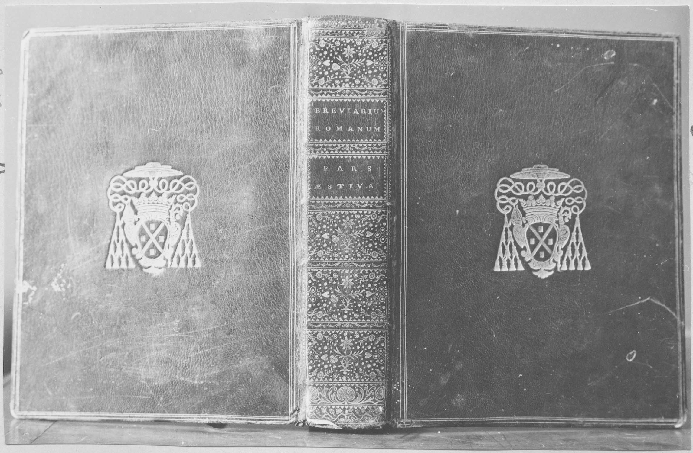 livre liturgique : bréviaire, vue générale de la reliure - © Ministère de la Culture (France), Médiathèque du patrimoine et de la photographie (objets mobiliers), tous droits réservés