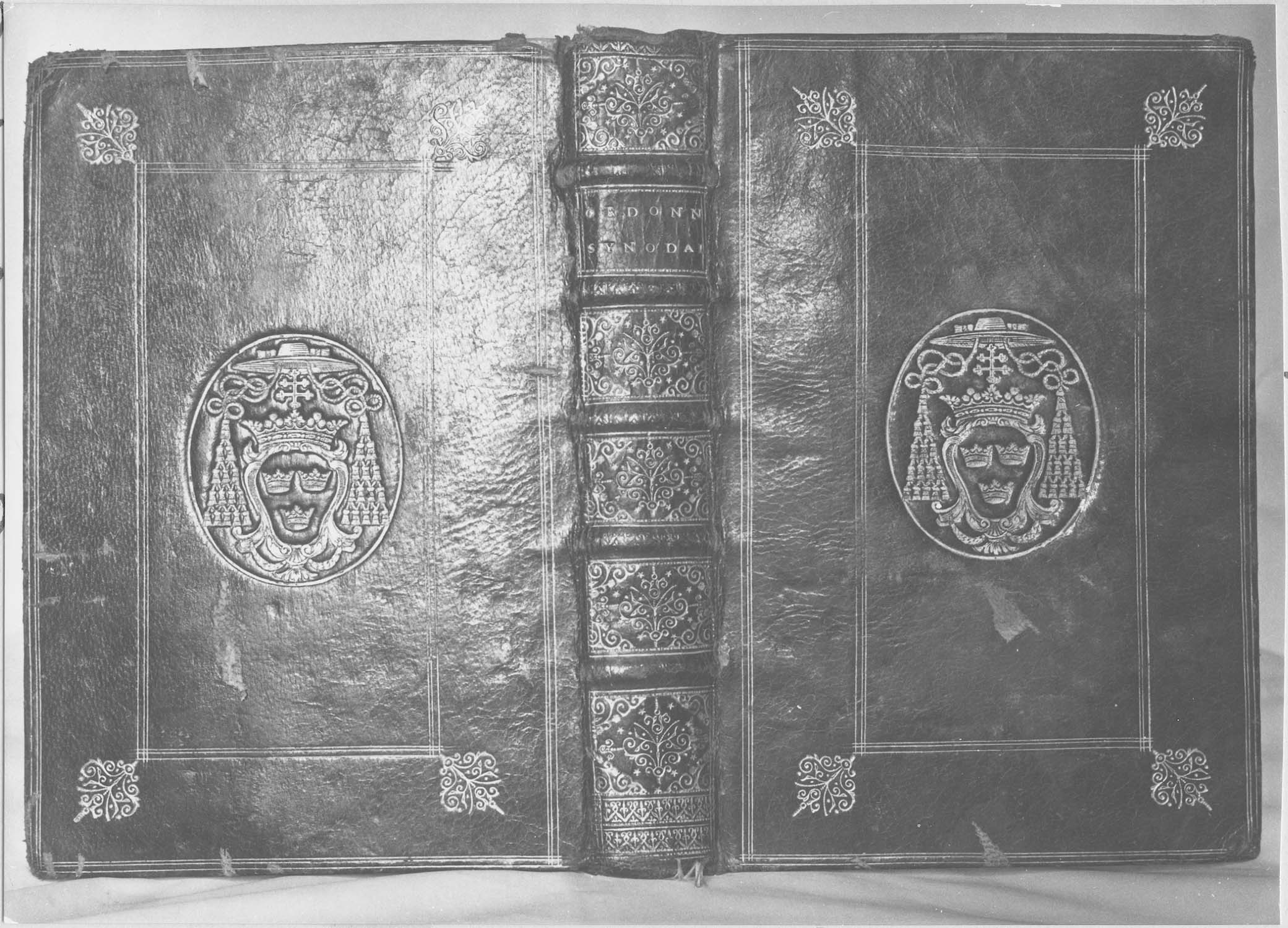 livre : Ordonnances synodales, vue générale de la reliure - © Ministère de la Culture (France), Médiathèque du patrimoine et de la photographie (objets mobiliers), tous droits réservés